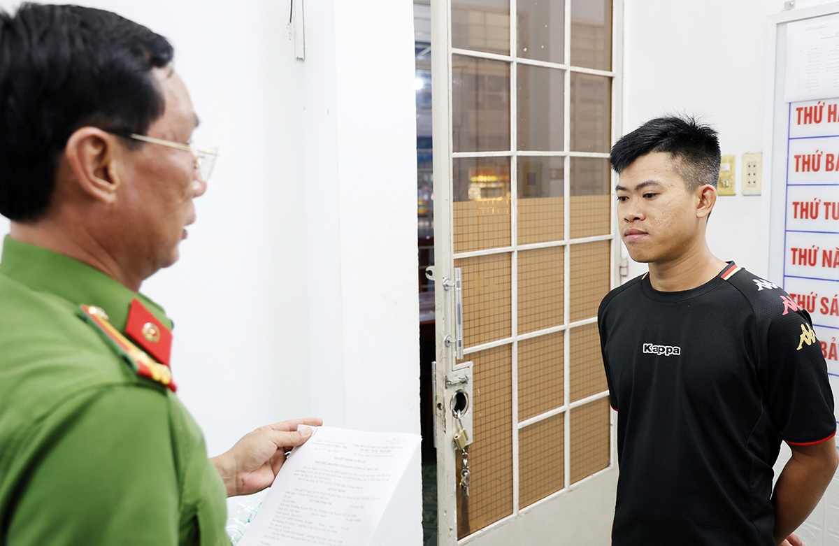 Bắt kẻ cho vay lãi 'cắt cổ' ép con nợ chụp ảnh khỏa thân, 'quan hệ' để 'xóa nợ'