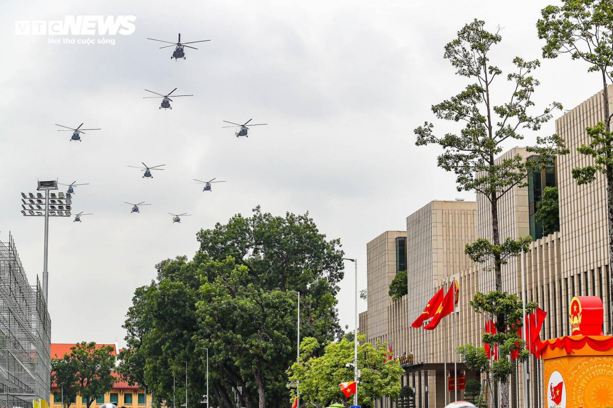 military helicopters rehearse over ba dinh square ahead of national day picture 1 military helicopters rehearse over ba dinh square ahead of national day picture 1