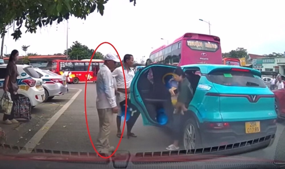 Tài xế chặn đầu taxi, không cho đón khách ở bến xe Thái Nguyên bị phạt 4 triệu