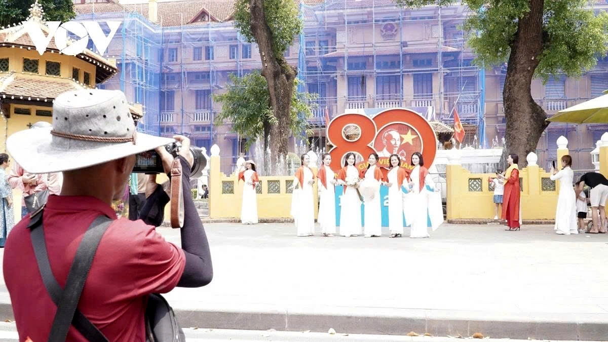 historic ba dinh square bustles ahead of 80th national day celebration picture 2