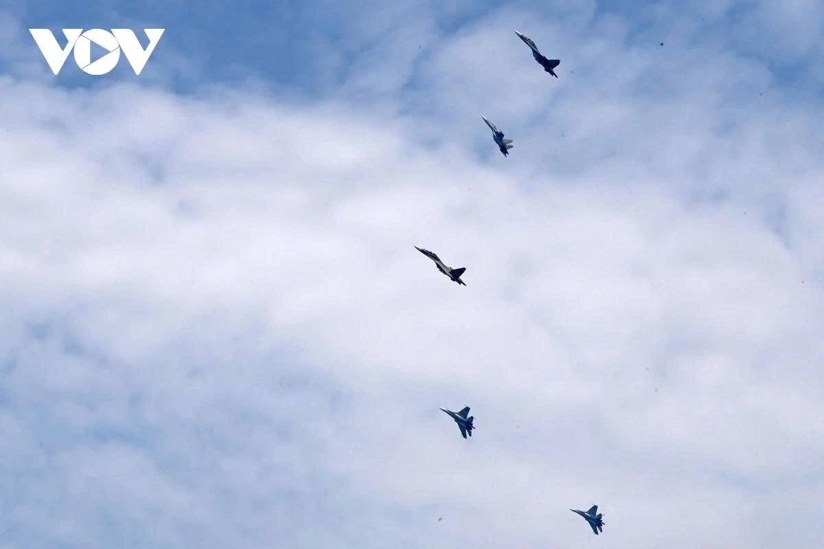 national day parade countdown su-30mk2 fighter jets perform aerobatic maneuvers picture 2 national day parade countdown su-30mk2 fighter jets perform aerobatic maneuvers picture 2