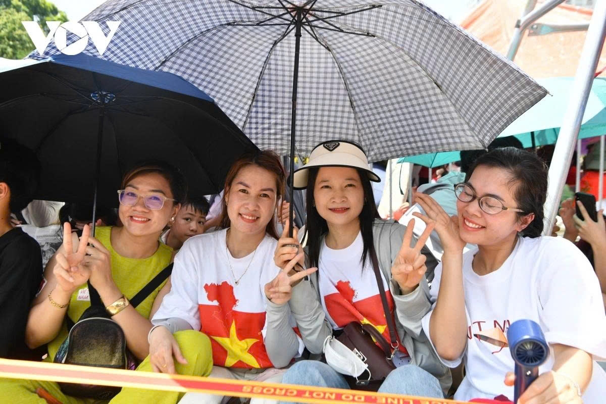 thousands eagerly await second full rehearsal of national day parade in hanoi picture 2
