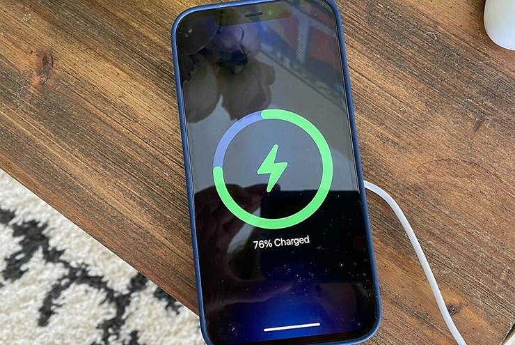 ke giau mat dang am tham lam hong pin smartphone it ai ngo hinh anh 2