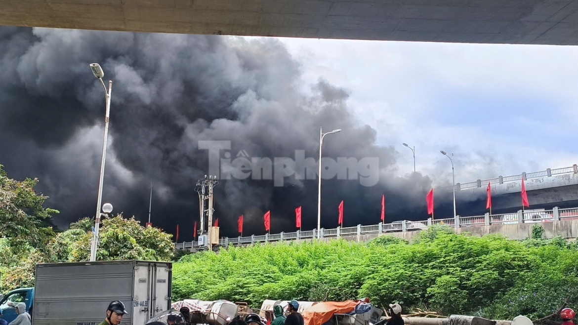 chay ngun ngut, khoi cuon cuon boc cao duoi gam cau vinh tuy sau tieng no lon hinh anh 2