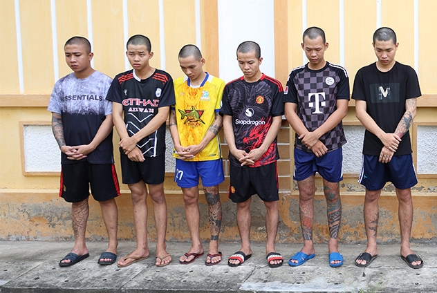 Khởi tố 18 đối tượng vô cớ chém người