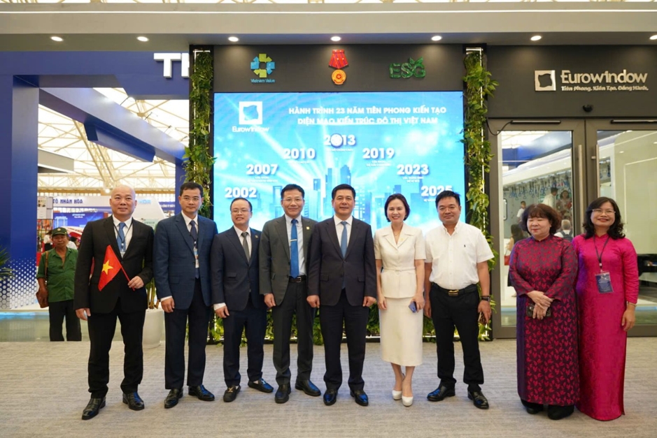 An tuong khu trung bay eurowindow tai trien lam thanh tuu dat nuoc hinh anh 2