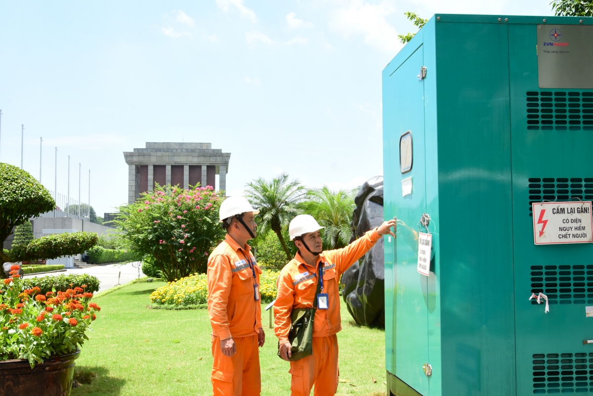 Thợ điện Thủ đô lặng lẽ “trực chiến” đảm bảo nguồn điện cho các sự kiện chào mừng Đại lễ A80