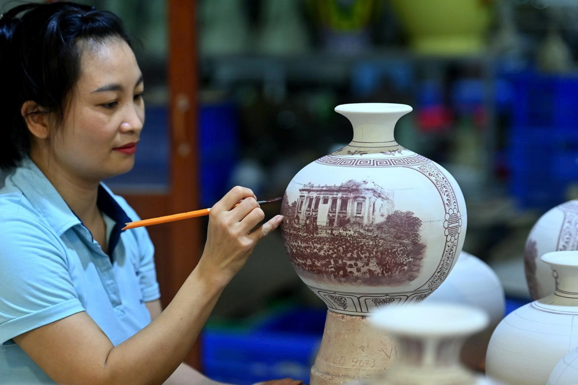 binh giot ngoc gom chu Dau qua tang dac biet cua ha noi dip quoc khanh 2 9 hinh anh 2