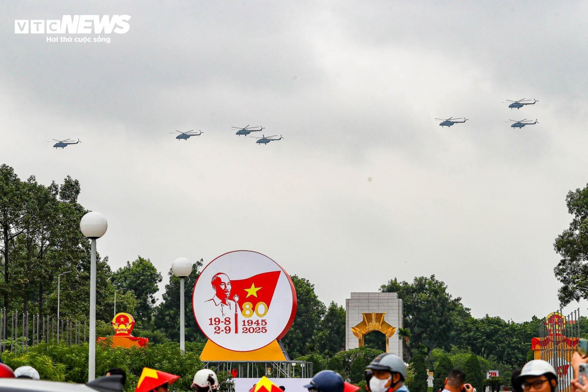 military helicopters rehearse over ba dinh square ahead of national day picture 2 military helicopters rehearse over ba dinh square ahead of national day picture 2