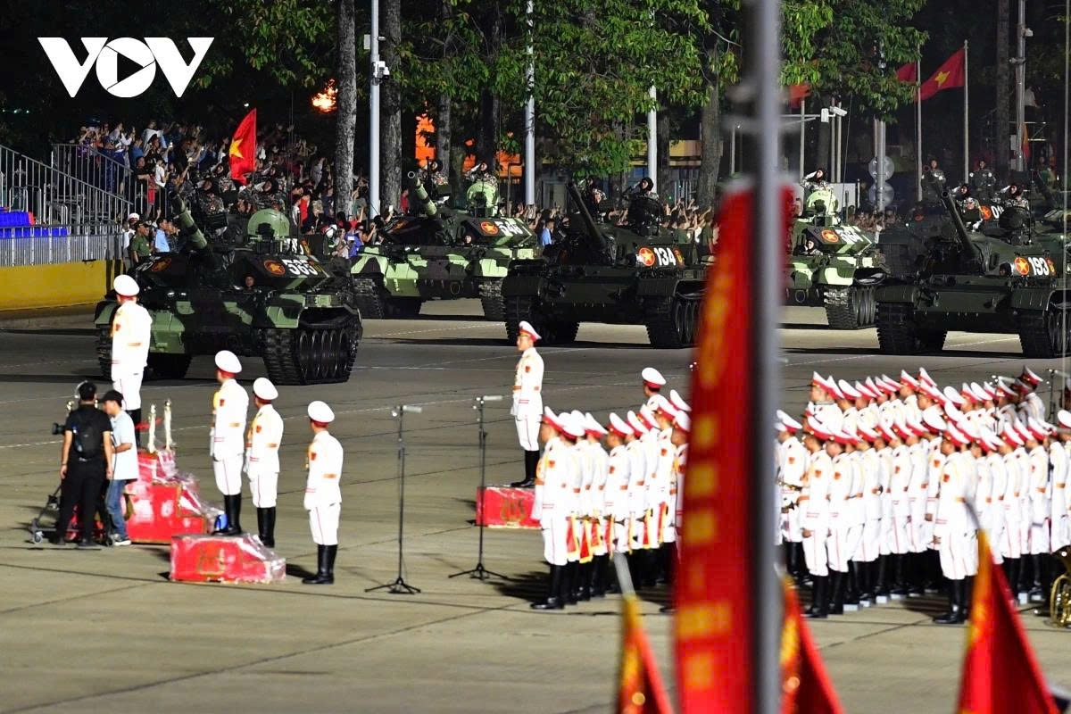 for first time in 40 years military hardware rolls through ba dinh square once again picture 3