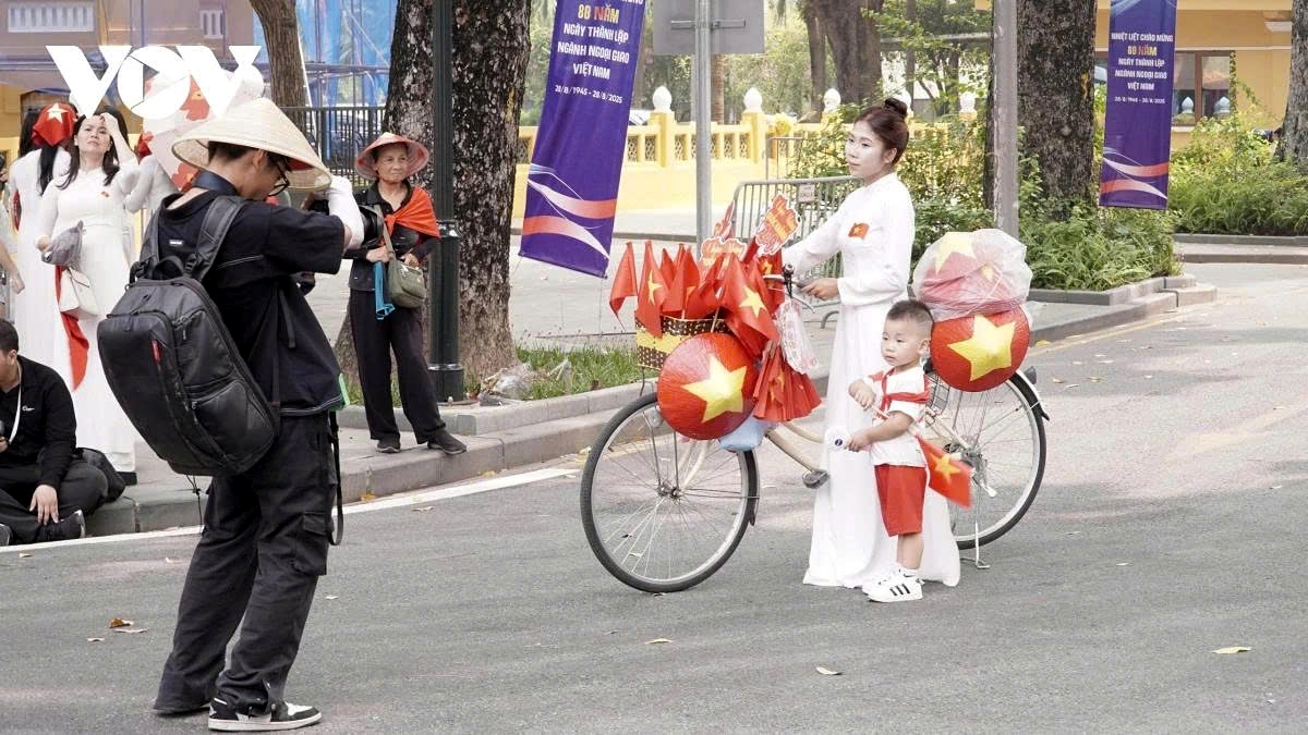 historic ba dinh square bustles ahead of 80th national day celebration picture 3