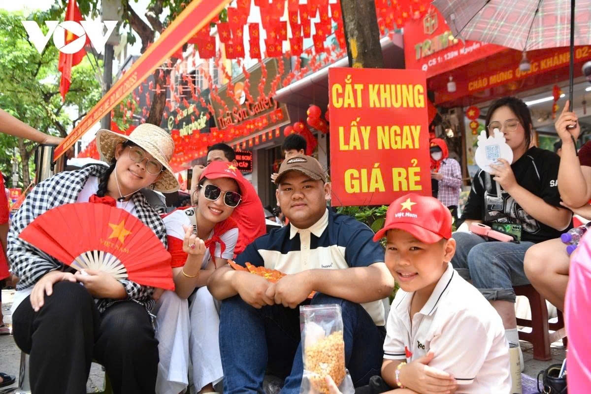 thousands eagerly await second full rehearsal of national day parade in hanoi picture 3