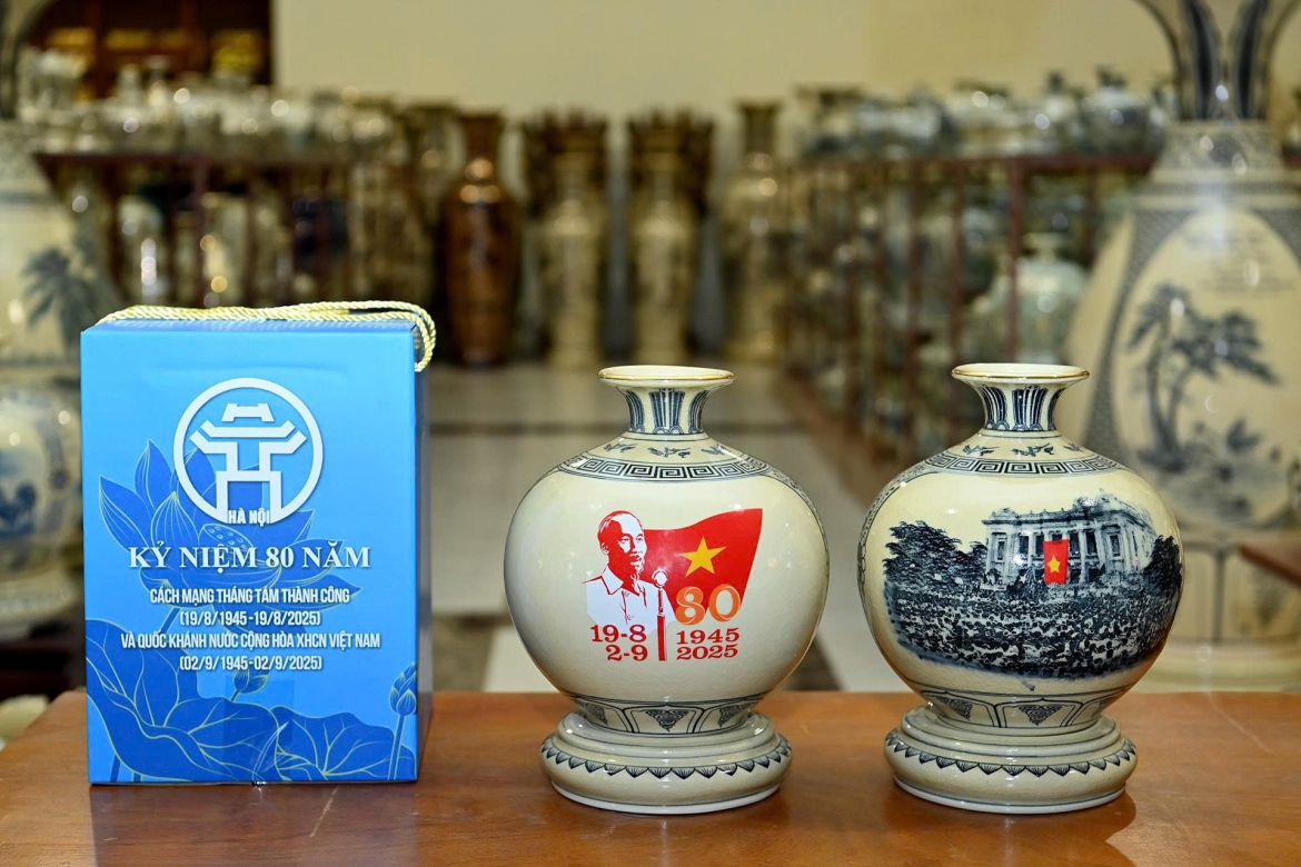 binh giot ngoc gom chu Dau qua tang dac biet cua ha noi dip quoc khanh 2 9 hinh anh 3