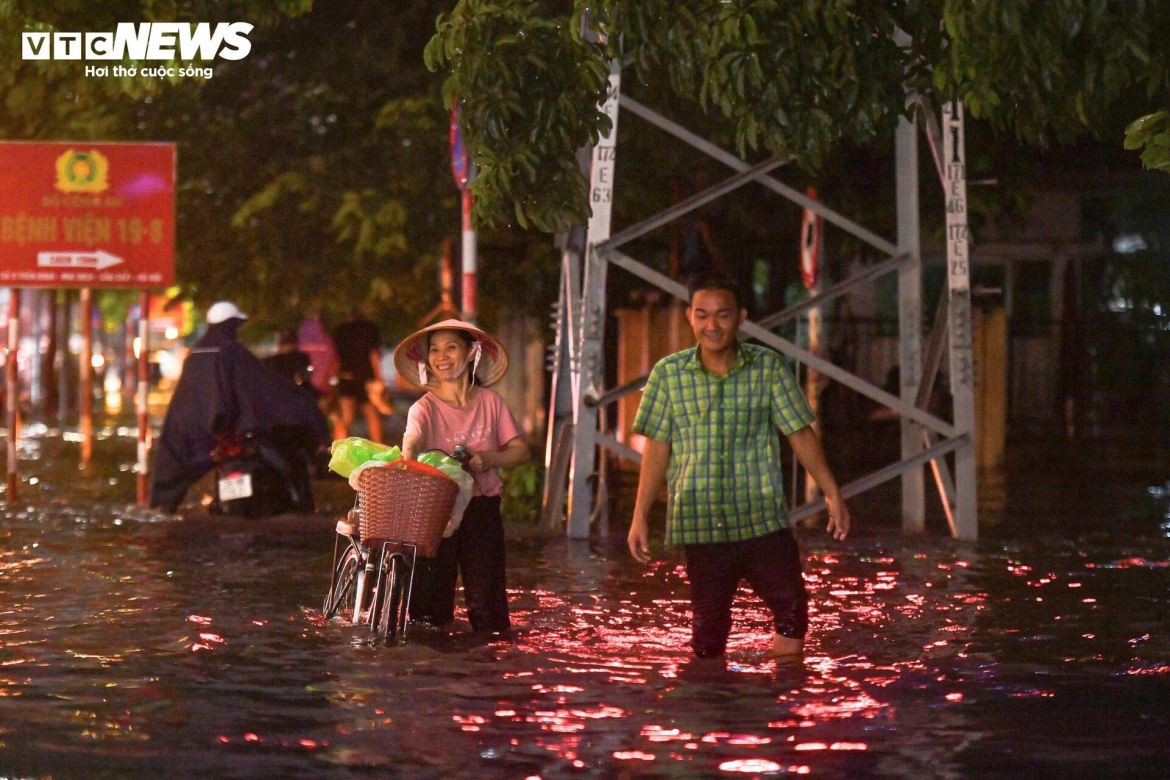 loi nuoc ve nha luc nua dem sau tran mua lon o ha noi hinh anh 3