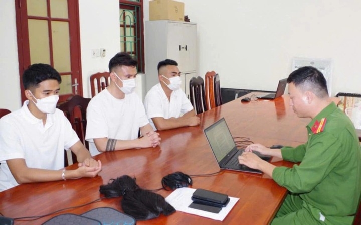 Triệu tập 3 thanh niên dàn dựng clip, giả gái đóng "cảnh nóng" trên xe Mercedes