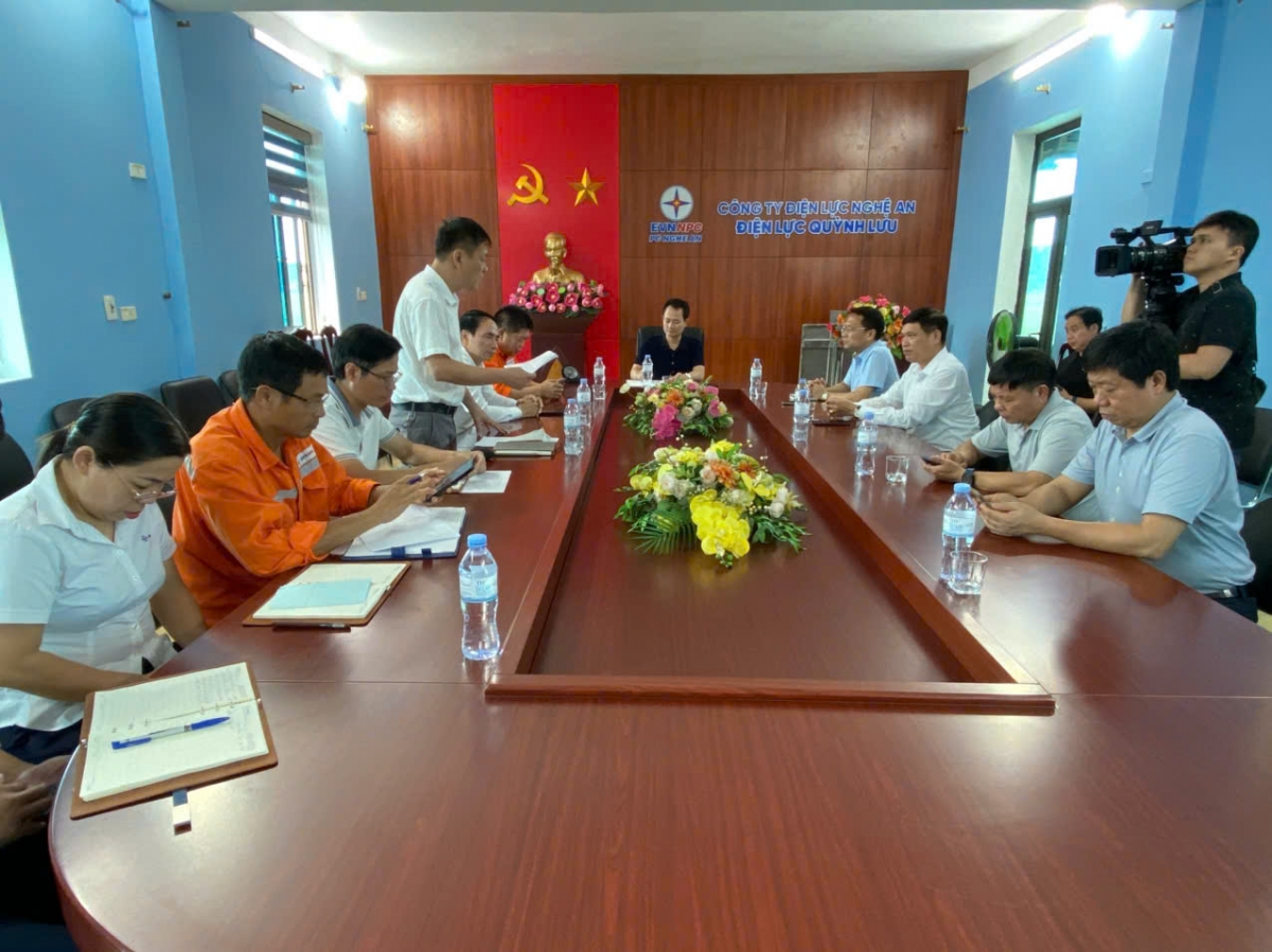 khan truong khac phuc su co de cap dien tro lai som nhat cho nguoi dan sau bao hinh anh 2