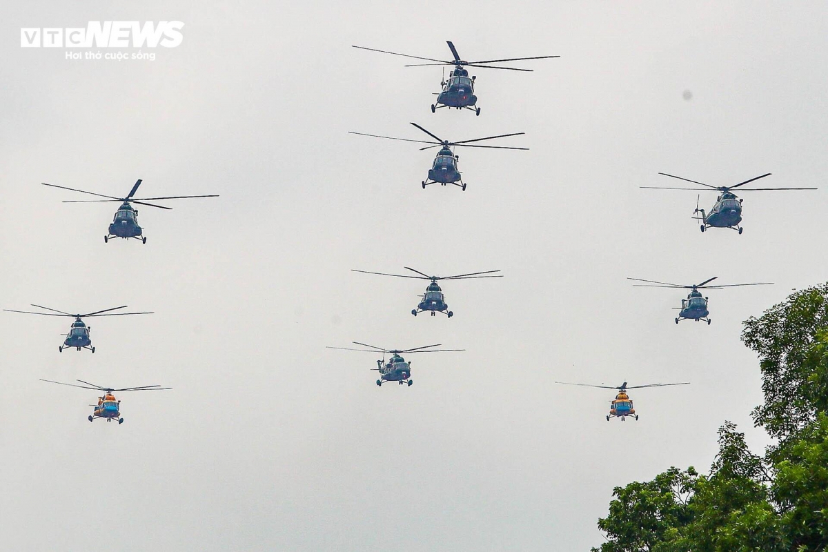 military helicopters rehearse over ba dinh square ahead of national day picture 3 military helicopters rehearse over ba dinh square ahead of national day picture 3