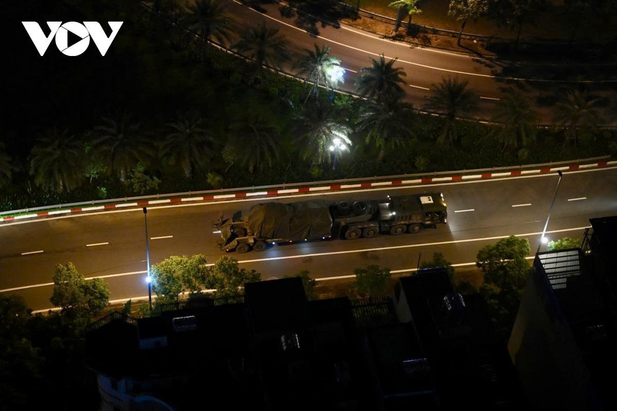 convoy of military hardware moves into hanoi city centre at night for military parade picture 4