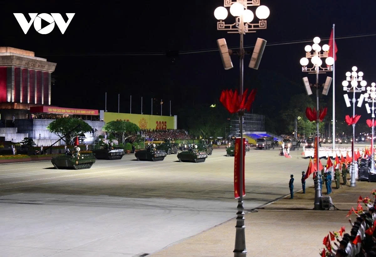 for first time in 40 years military hardware rolls through ba dinh square once again picture 4