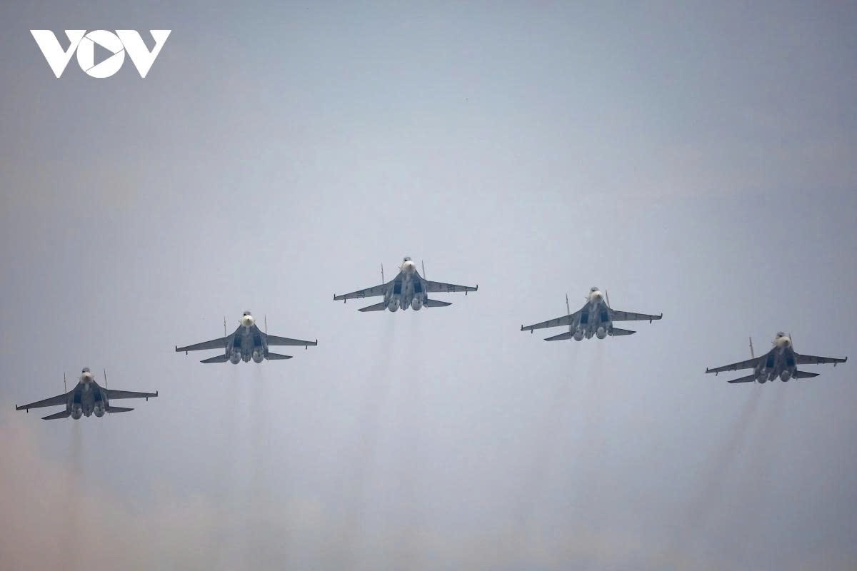 military helicopters, fighter jets rehearse over hanoi for national day parade picture 4 military helicopters, fighter jets rehearse over hanoi for national day parade picture 4