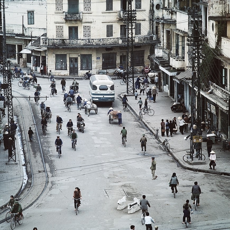 ngam ha noi trong ky uc dan bom qua ong kinh thomas billhardt hinh anh 1