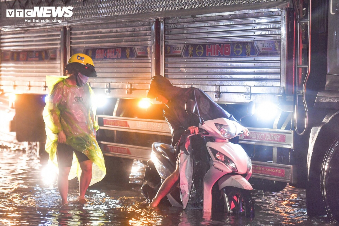 loi nuoc ve nha luc nua dem sau tran mua lon o ha noi hinh anh 4