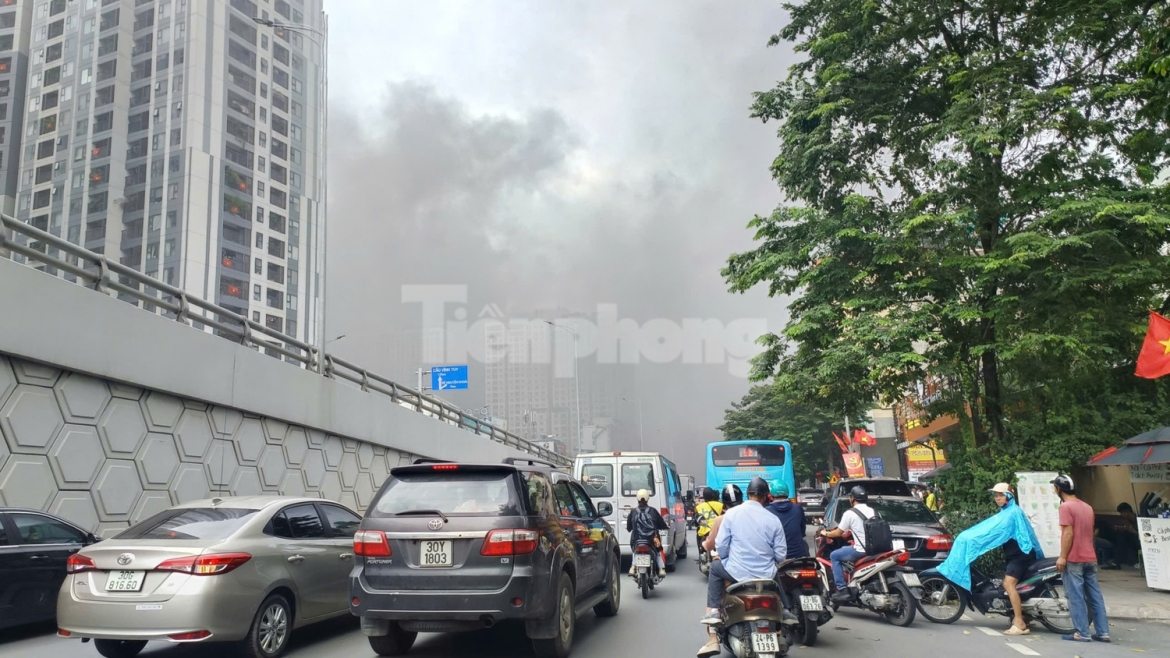 chay ngun ngut, khoi cuon cuon boc cao duoi gam cau vinh tuy sau tieng no lon hinh anh 4