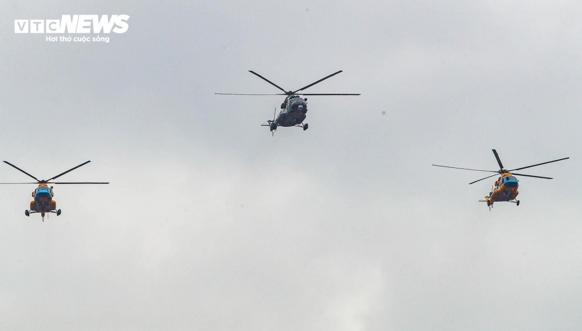 military helicopters rehearse over ba dinh square ahead of national day picture 4 military helicopters rehearse over ba dinh square ahead of national day picture 4