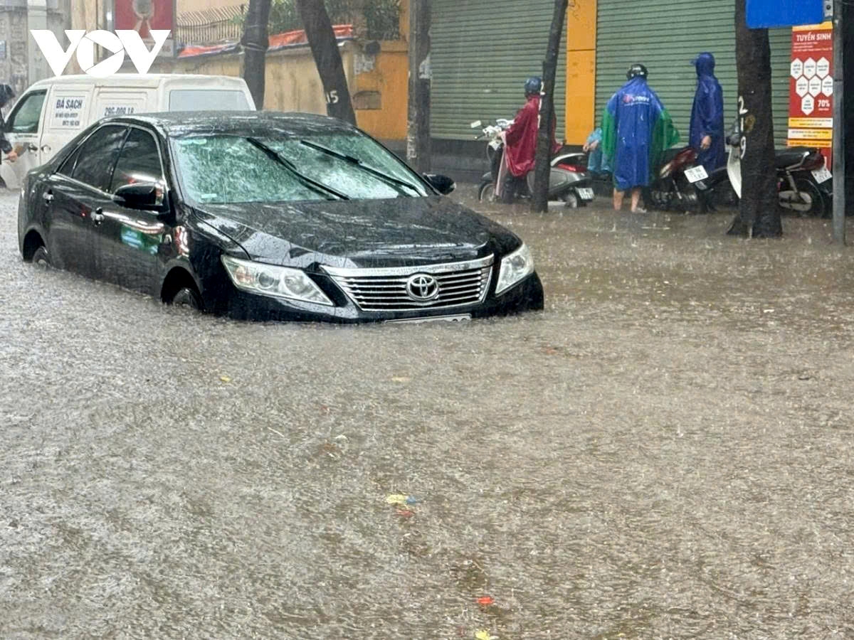 post-kajiki impact torrential rains paralyse hanoi during morning rush hour picture 5