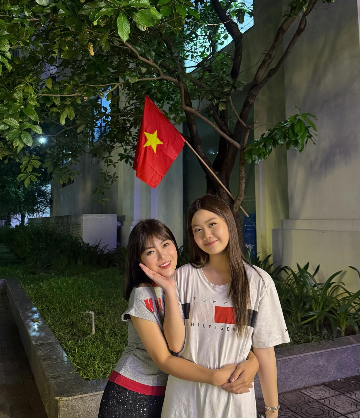 sao viet 30 8 hoa hau ngoc han khoe bung bau trong ta ao dai hinh anh 2
