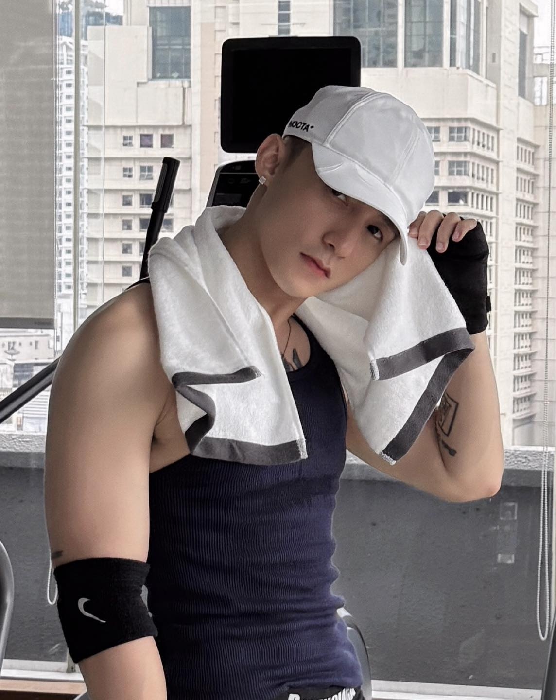 sao viet 2 8 son tung m-tp gay sot voi anh tap gym hinh anh 1