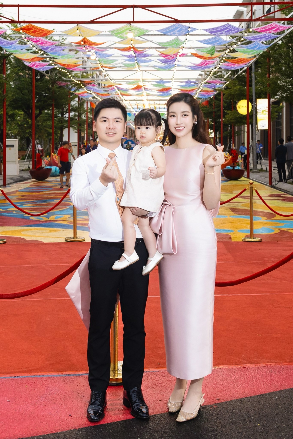 sao viet 12 8 vo chong hoa hau Do my linh dua con gai di su kien hinh anh 1