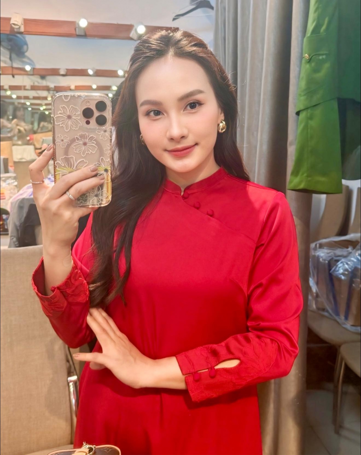 sao viet 17 8 nsnd xuan bac duoc con trai tang qua doc, la hinh anh 5