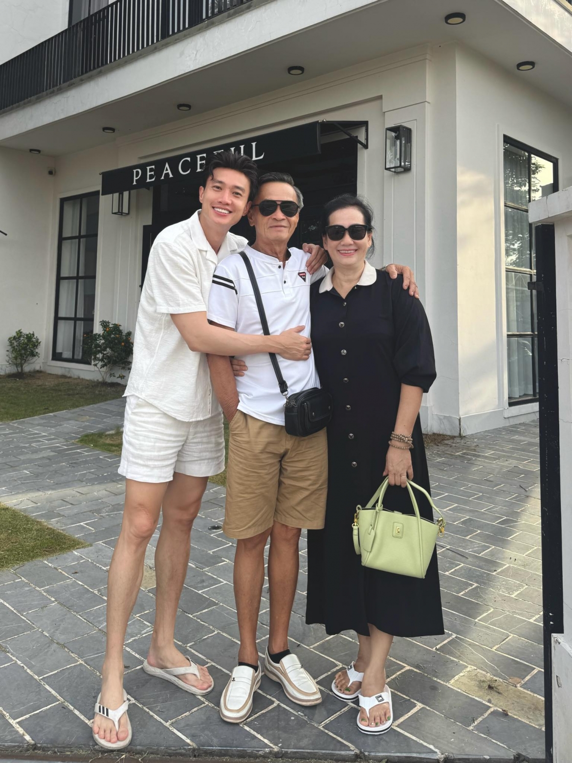 sao viet 14 8 lan phuong dua con gai di hop lop hinh anh 3