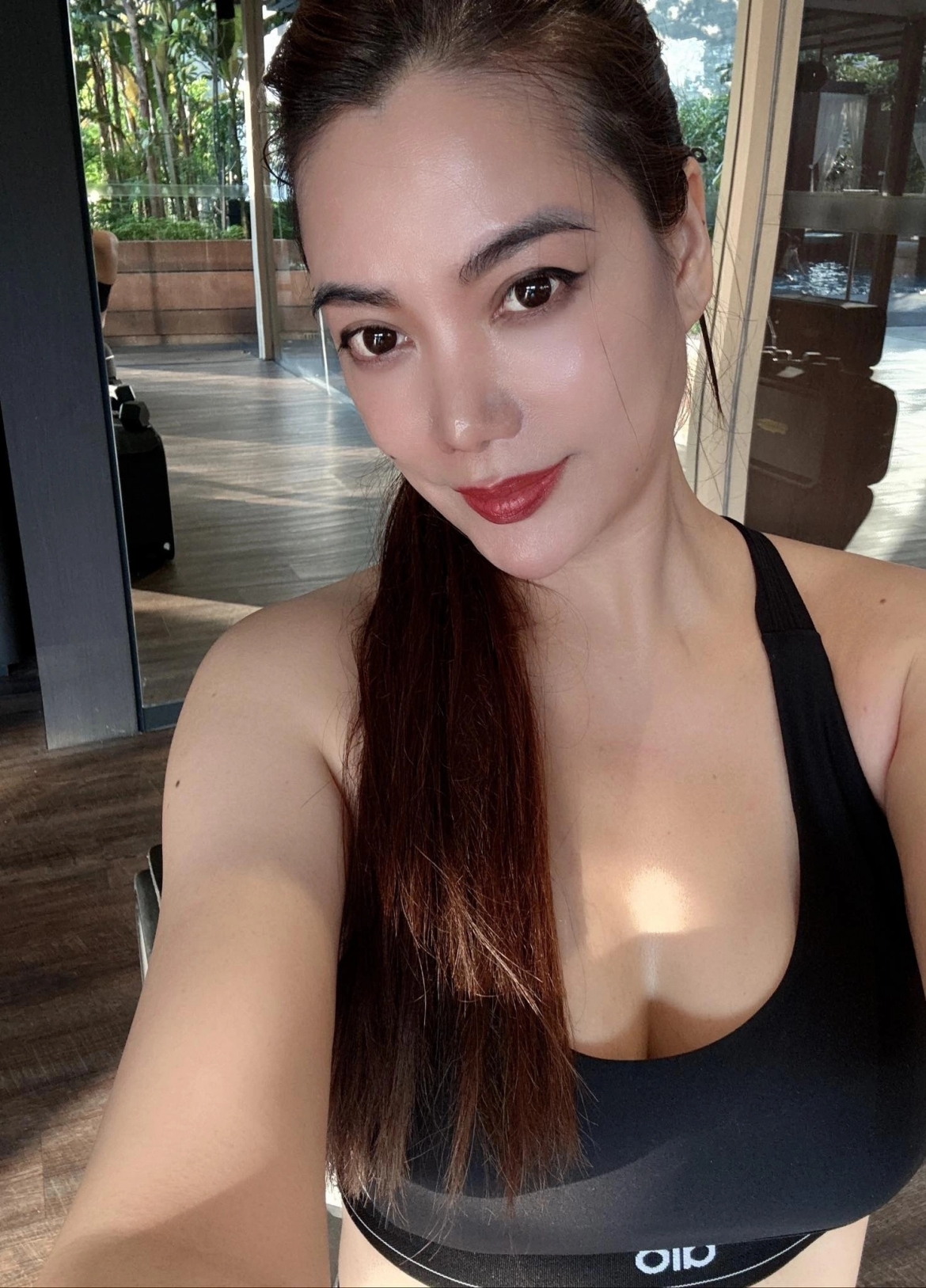 sao viet 21 8 vo chong ngo thanh van huy tran len lich cham con ky luong hinh anh 4