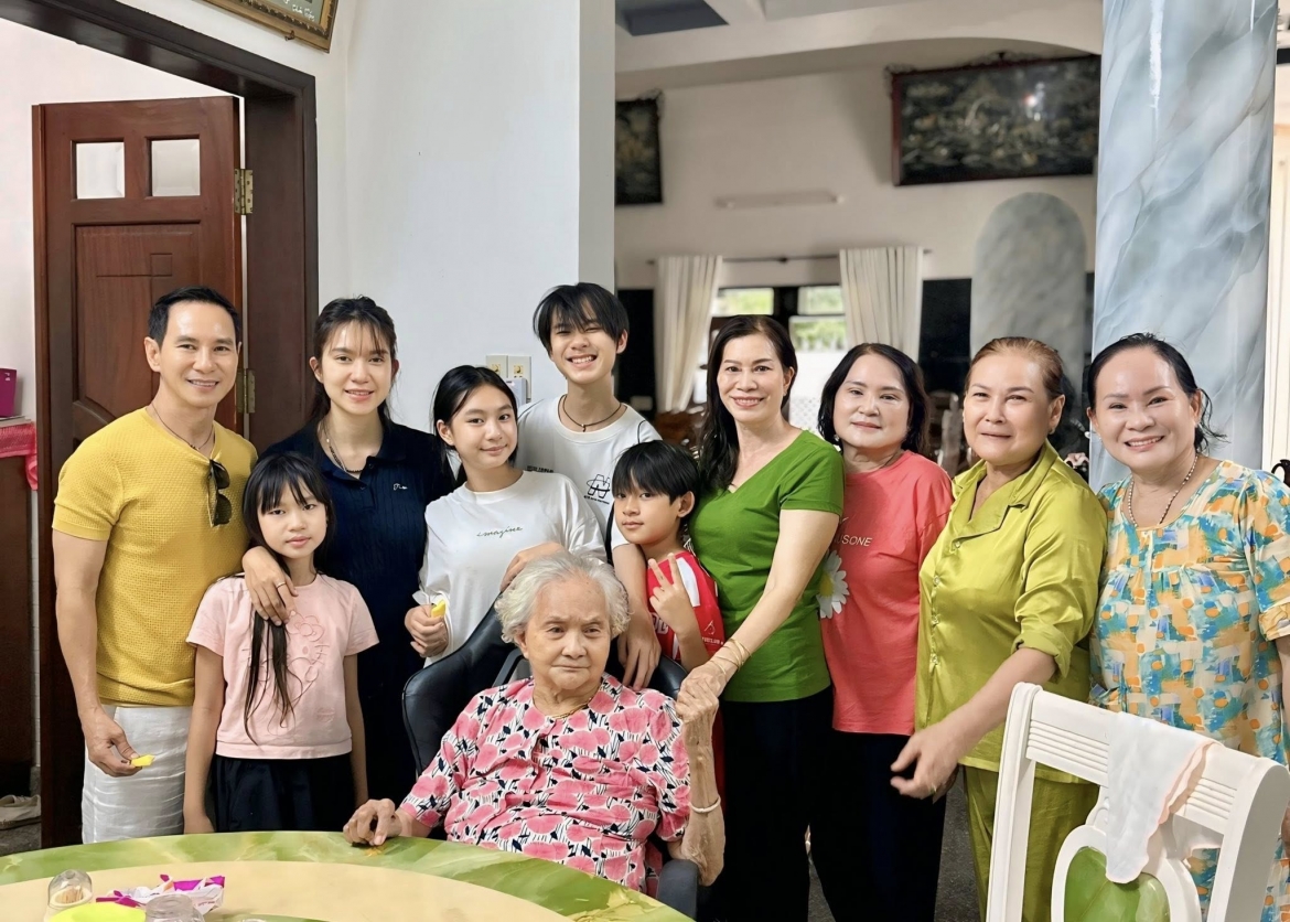 sao viet 25 8 hoa minzy de mat moc hoan toan trong canh sinh con o mv moi hinh anh 2
