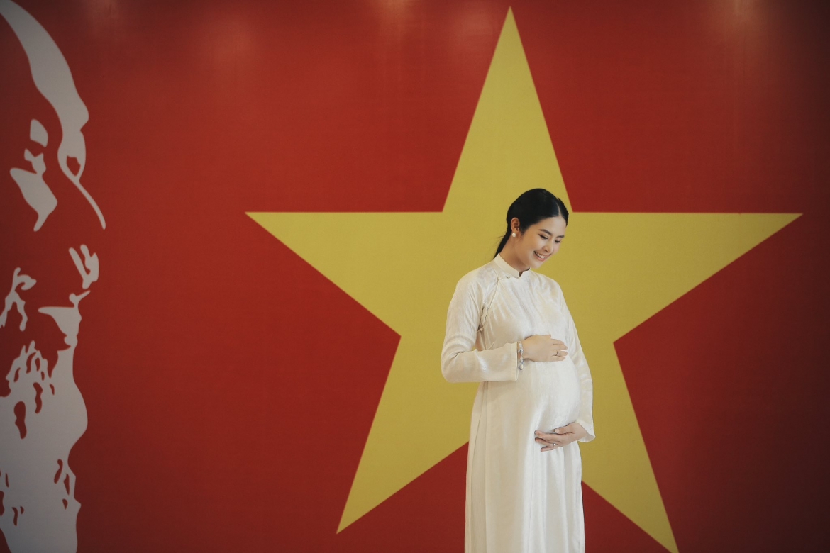 sao viet 30 8 hoa hau ngoc han khoe bung bau trong ta ao dai hinh anh 1
