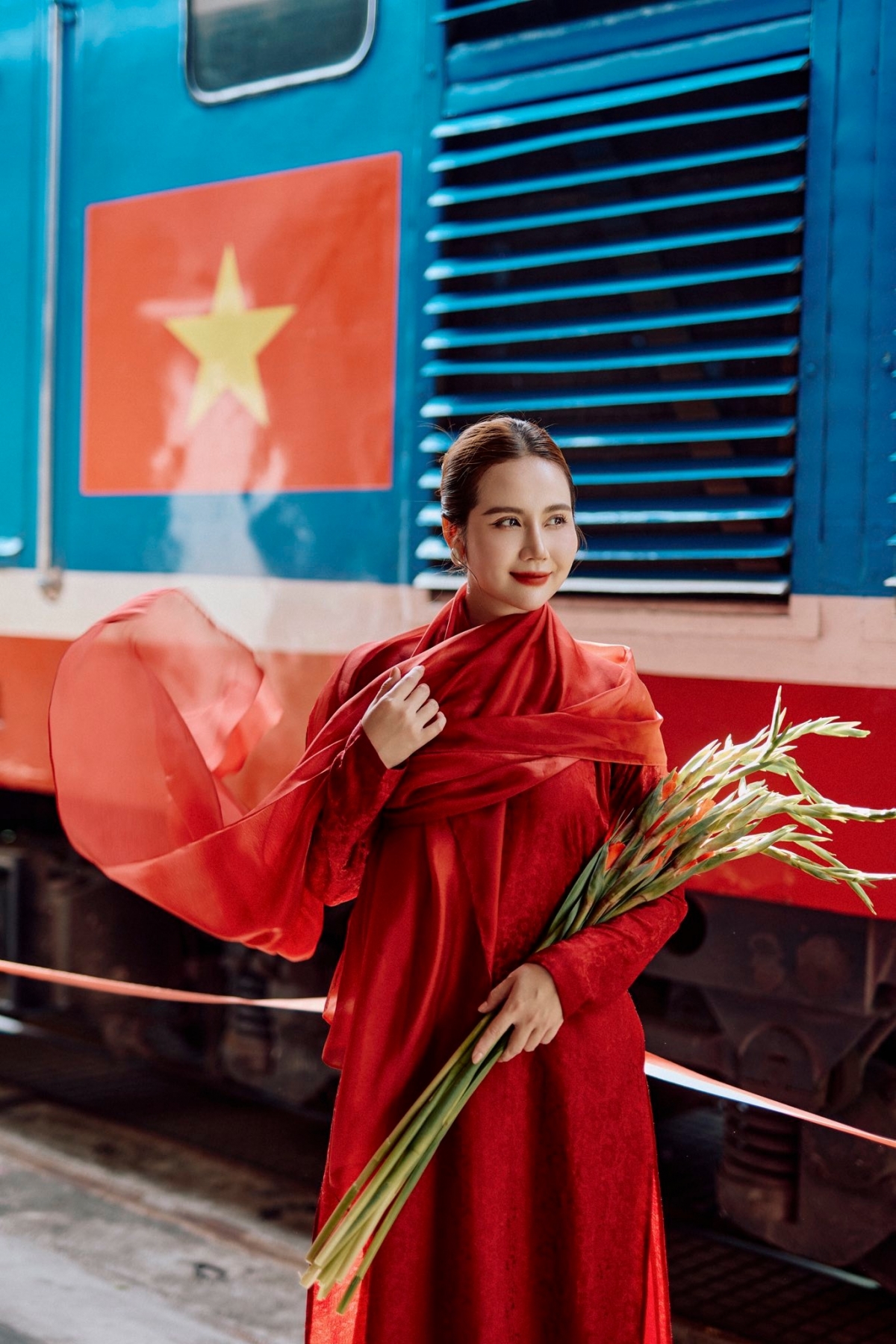 sao viet 28 8 huyen lizzie dien ao dai do ruc ro mung quoc khanh 2 9 hinh anh 1