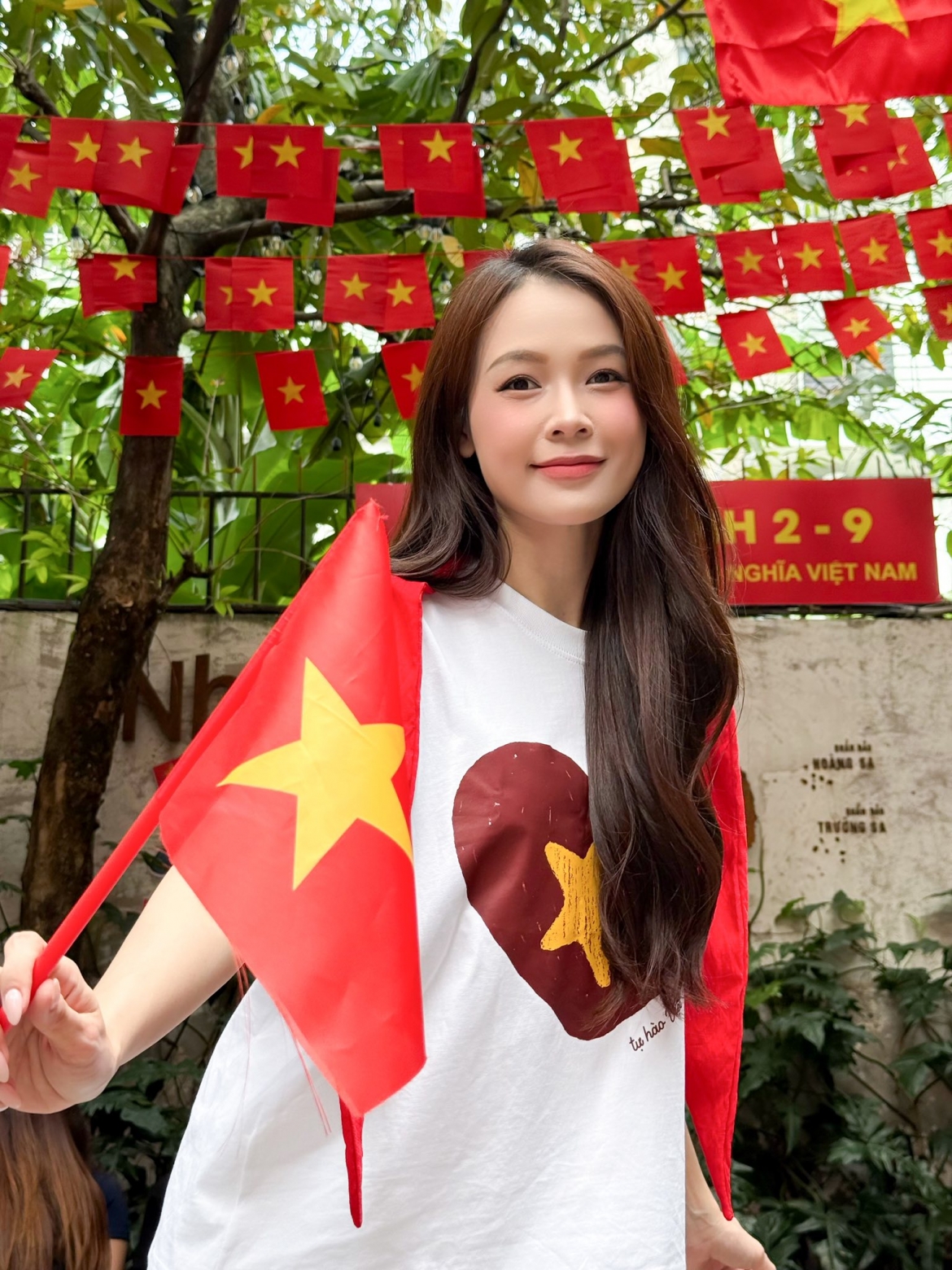 sao viet 29 8 A hau phuong nhi du khai mac trien lam cung nha chong hinh anh 5