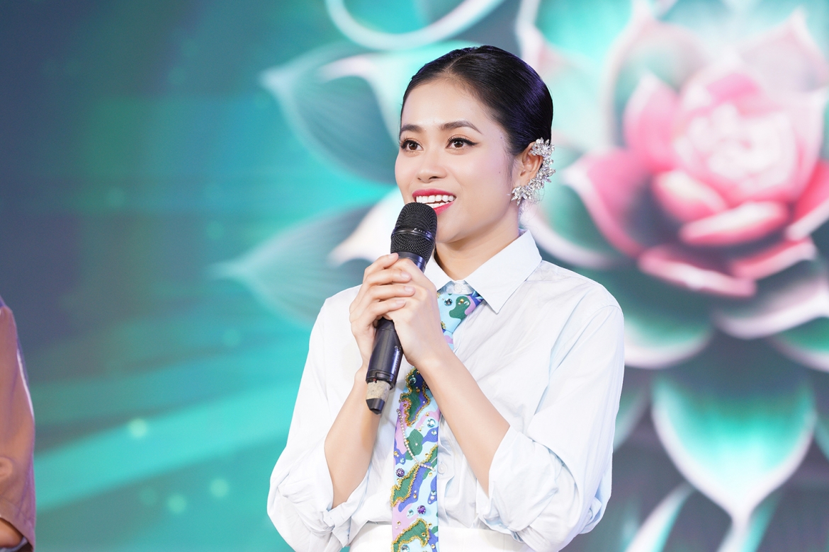tung bi loai khoi vietnam idol, nu dai uy viet gan 80 bai hat ve nguoi linh hinh anh 2