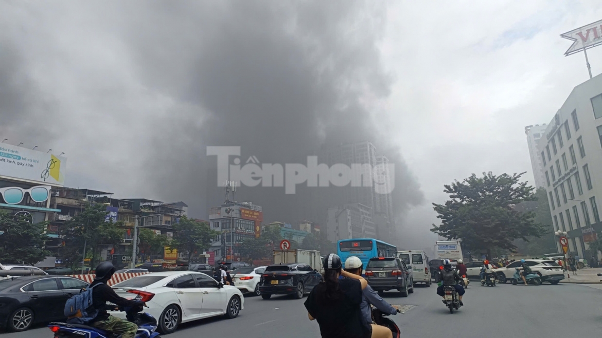 chay ngun ngut, khoi cuon cuon boc cao duoi gam cau vinh tuy sau tieng no lon hinh anh 5