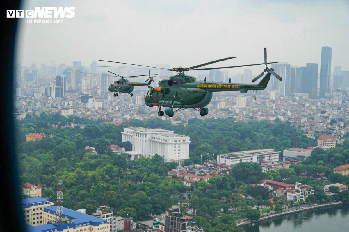 military helicopters rehearse over ba dinh square ahead of national day picture 5 military helicopters rehearse over ba dinh square ahead of national day picture 5