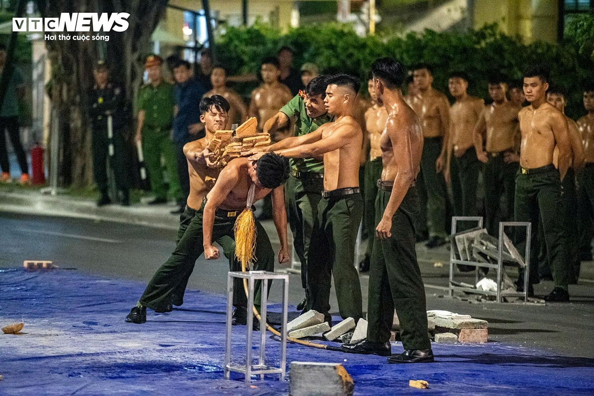 spectacular anti-terrorism performance by guard command force in hanoi picture 6 spectacular anti-terrorism performance by guard command force in hanoi picture 6