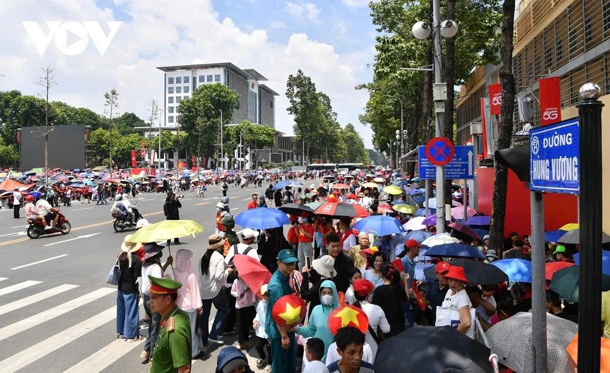 thousands eagerly await second full rehearsal of national day parade in hanoi picture 6