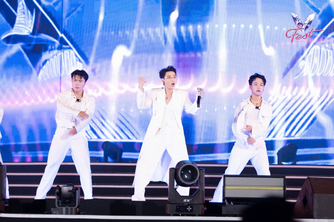 hieuthuhai, mono cung dan sao tao nen v fest thanh xuan ruc ro hinh anh 3