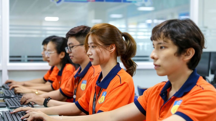 Diem chuan 2025 nganh hot tiep tuc chay ve , thi sinh do don vao cntt, bao chi, su pham hinh anh 2