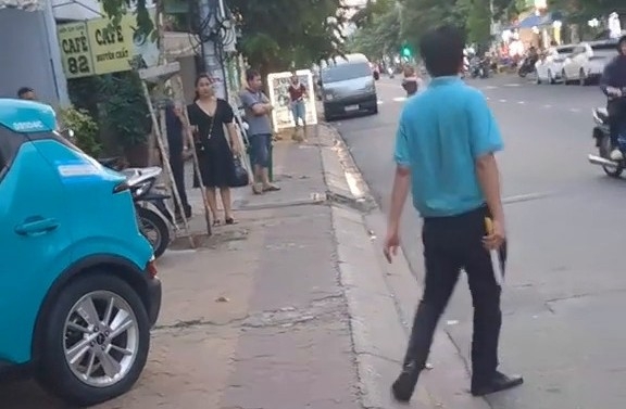 Vì sao tài xế taxi đâm đổ tường nhà dân rồi cầm dao dọa khách?