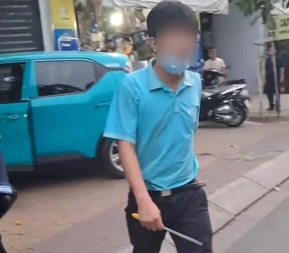 vi sao tai xe taxi dam do tuong nha dan roi cam dao doa khach hinh anh 1
