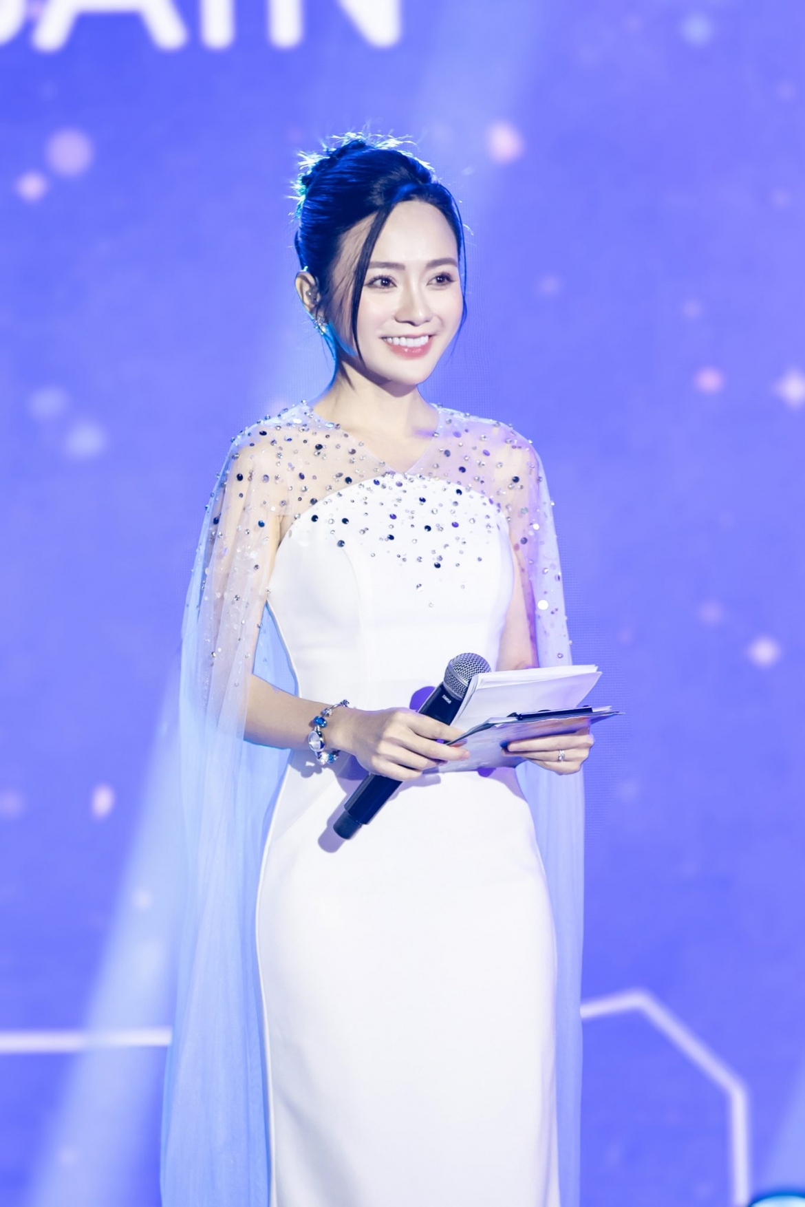 hoc tro my tam bo ca hat, tro thanh mc song ngu dan loat su kien quoc te hinh anh 2