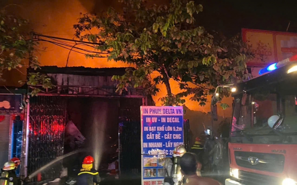 chay lon trong dem o nhieu ki ot va nha xuong tai tan trieu, ha noi hinh anh 3